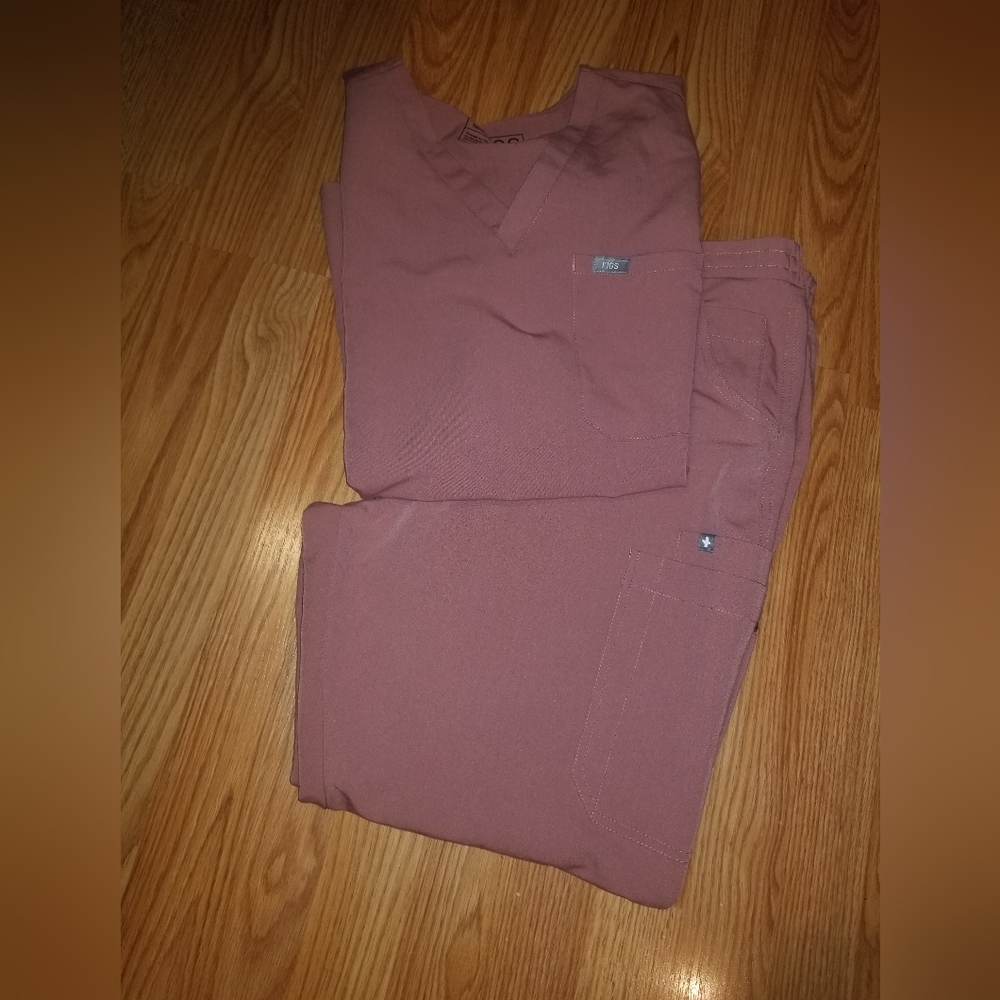 FIGS Mauve Scrub Set